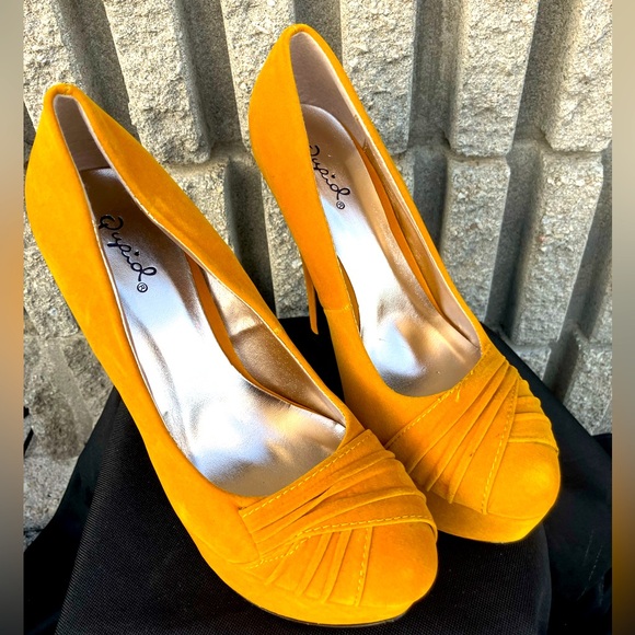 NWOT Tan Qupid Branded Shoes in Size 7 - Picture 2 of 5